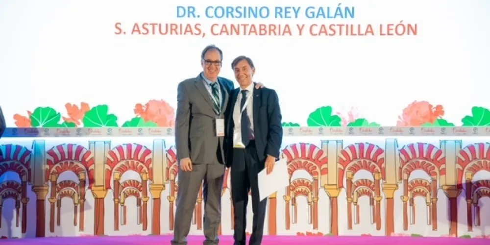 Entrega del reconocimiento al Dr. Corsino Rey Galán